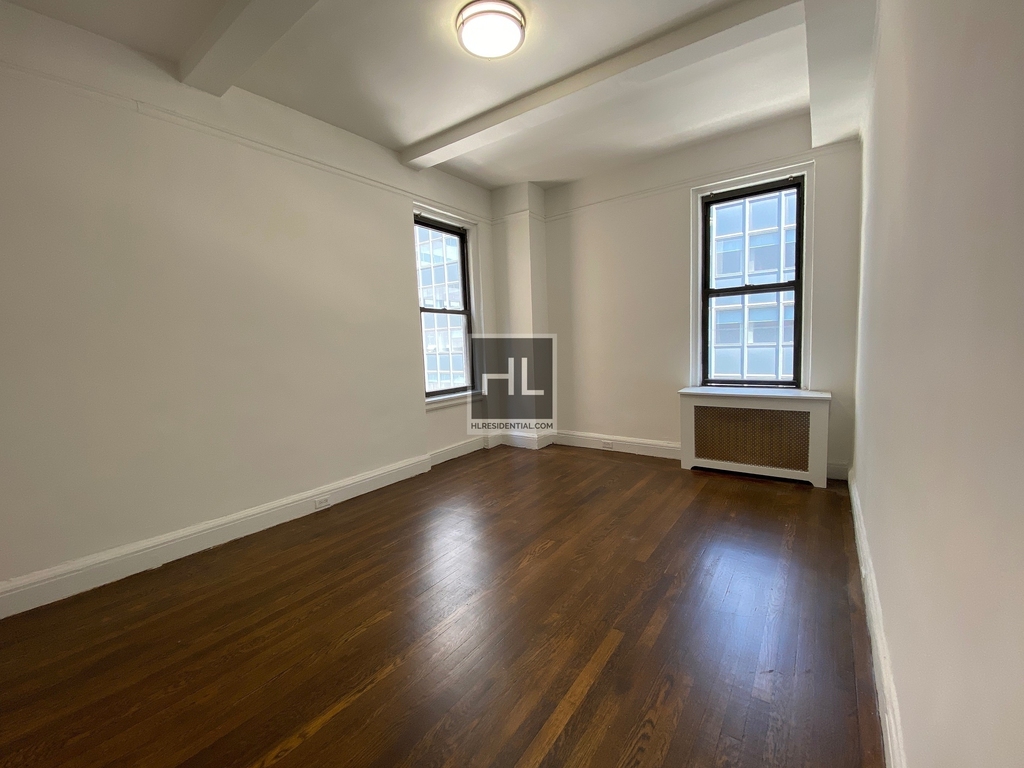 East 46 Street - Photo 0