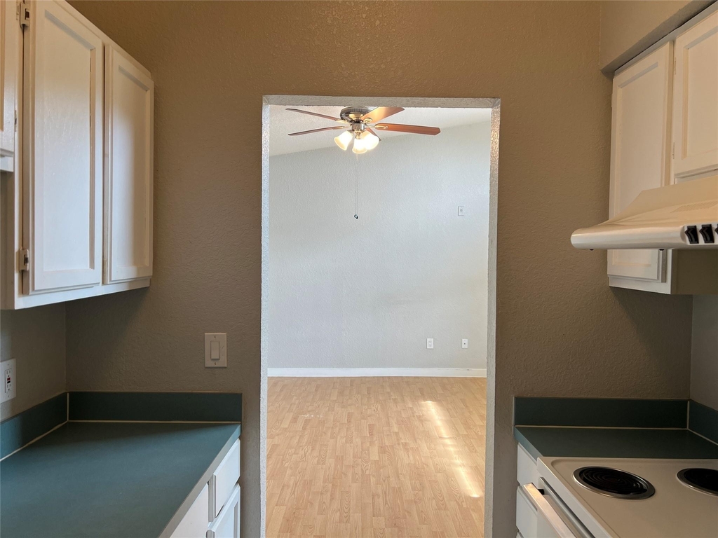 701 W Sycamore Street - Photo 13