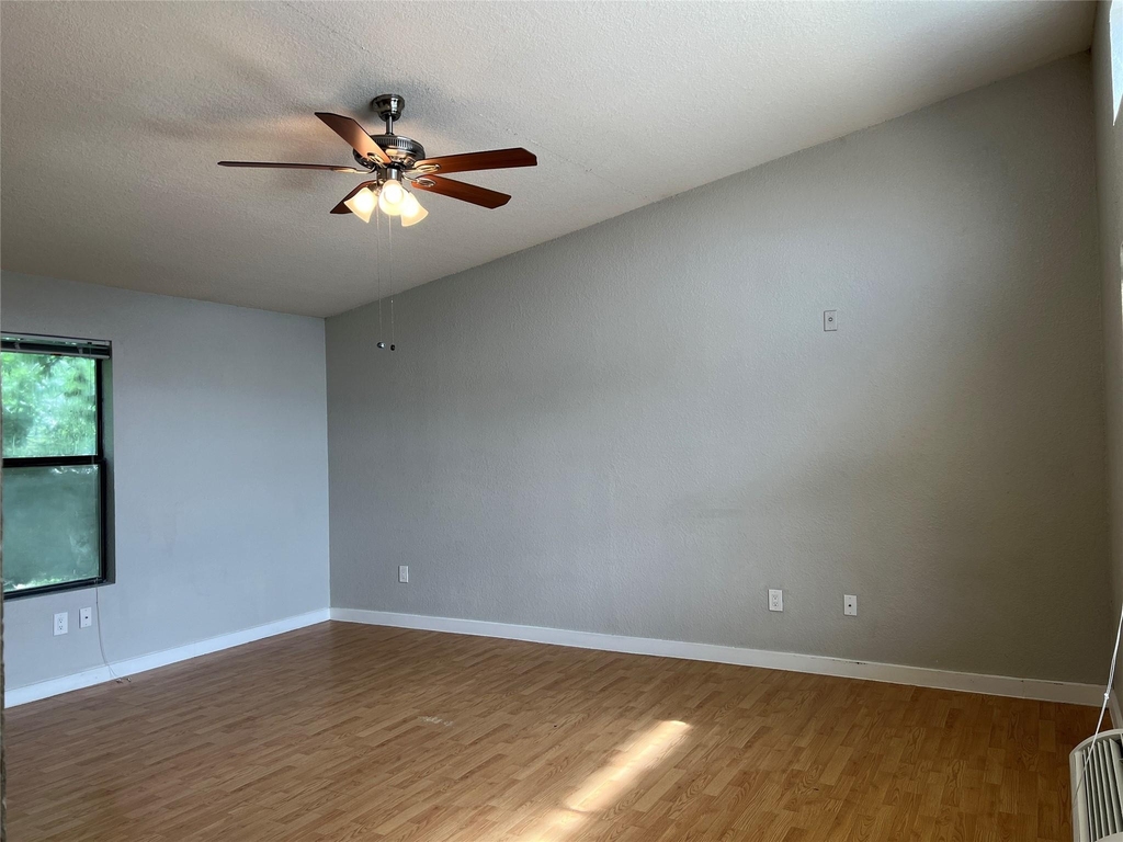 701 W Sycamore Street - Photo 9