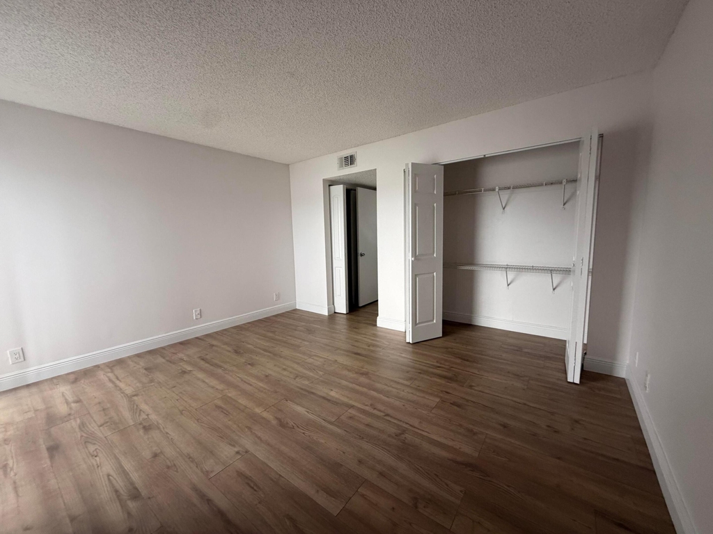 8720 N Sherman Circle - Photo 3