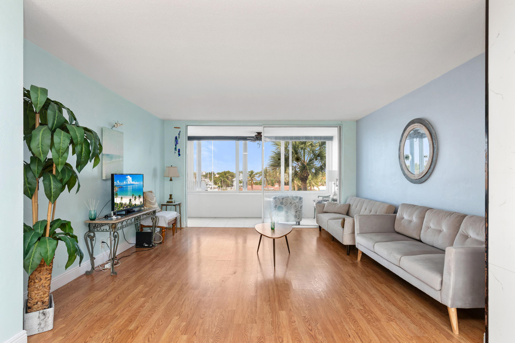 401 N Riverside Drive - Photo 2