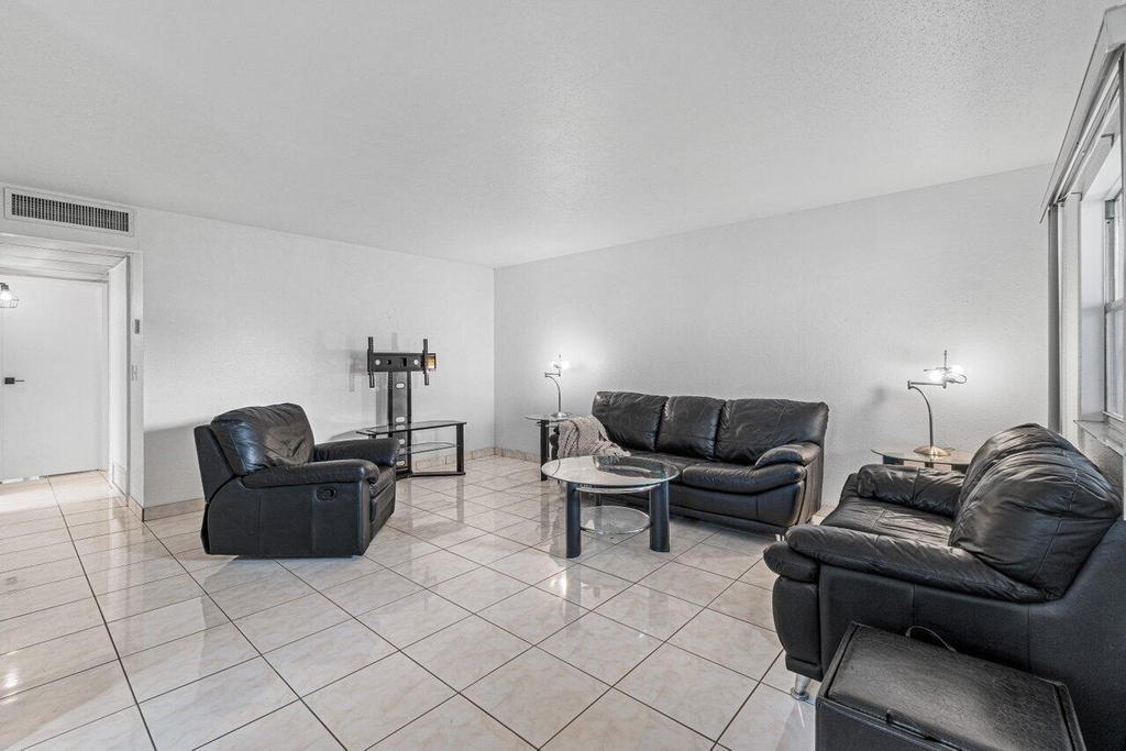 260 Brittany F - Photo 6