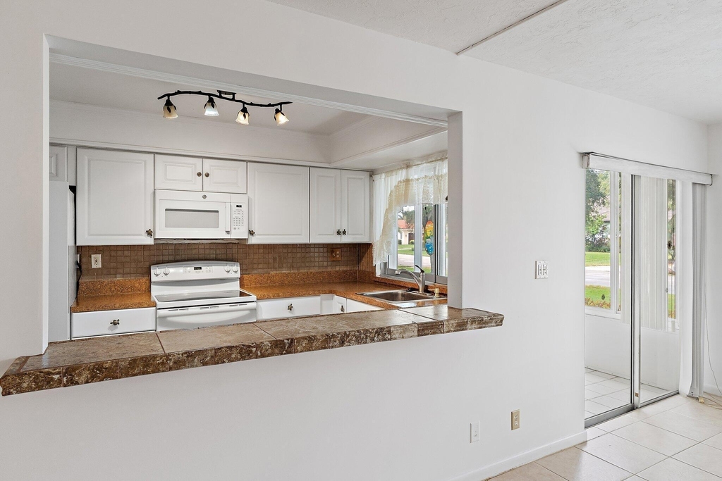 5570 Tamberlane Circle - Photo 9