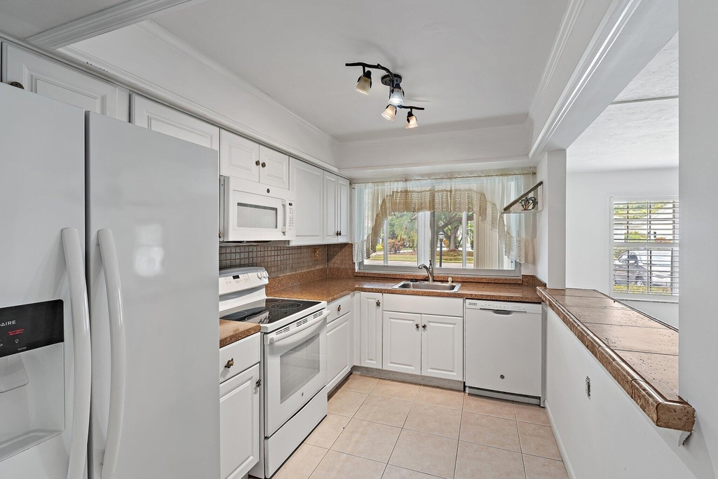 5570 Tamberlane Circle - Photo 10