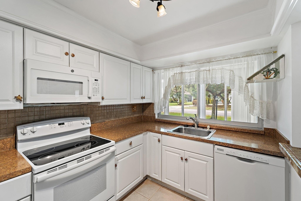 5570 Tamberlane Circle - Photo 12