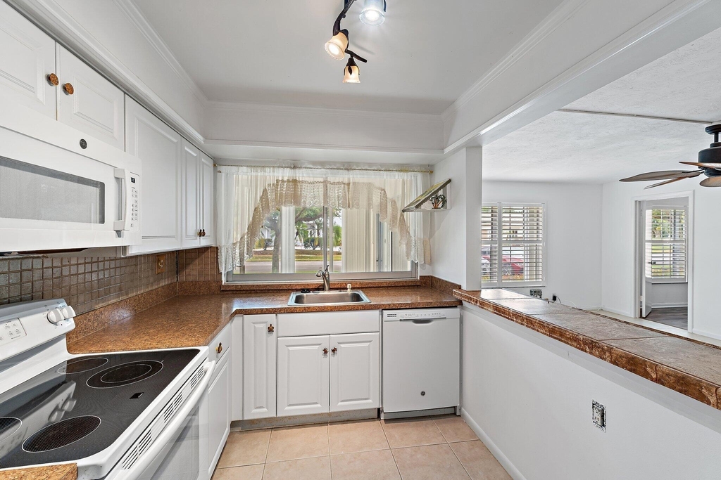 5570 Tamberlane Circle - Photo 11