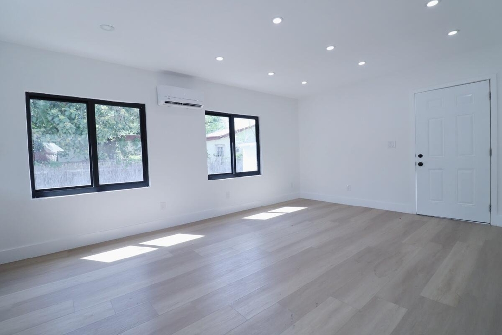 3040 Nw 13th Avenue - Photo 3