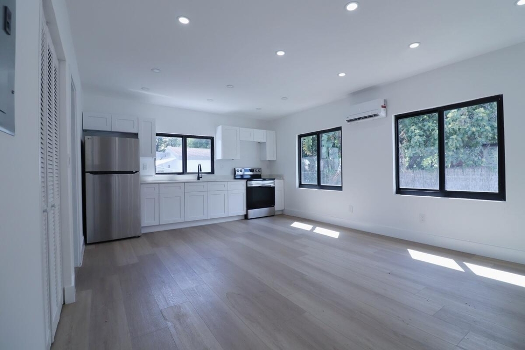 3040 Nw 13th Avenue - Photo 2