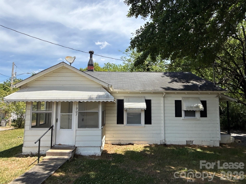 1907 E Elm Street - Photo 1