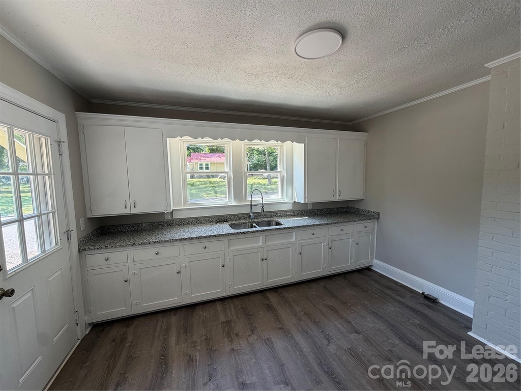 704 N Miller Avenue - Photo 2