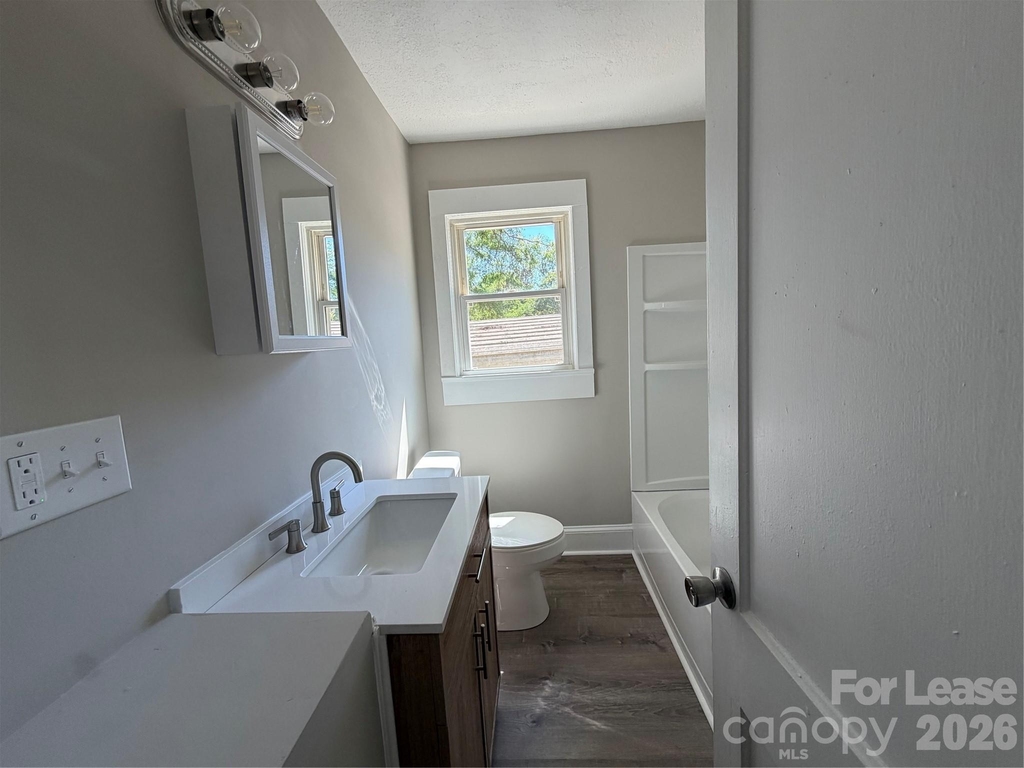 704 N Miller Avenue - Photo 9