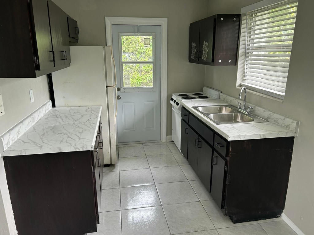 325 Nw 25th Street - Photo 1