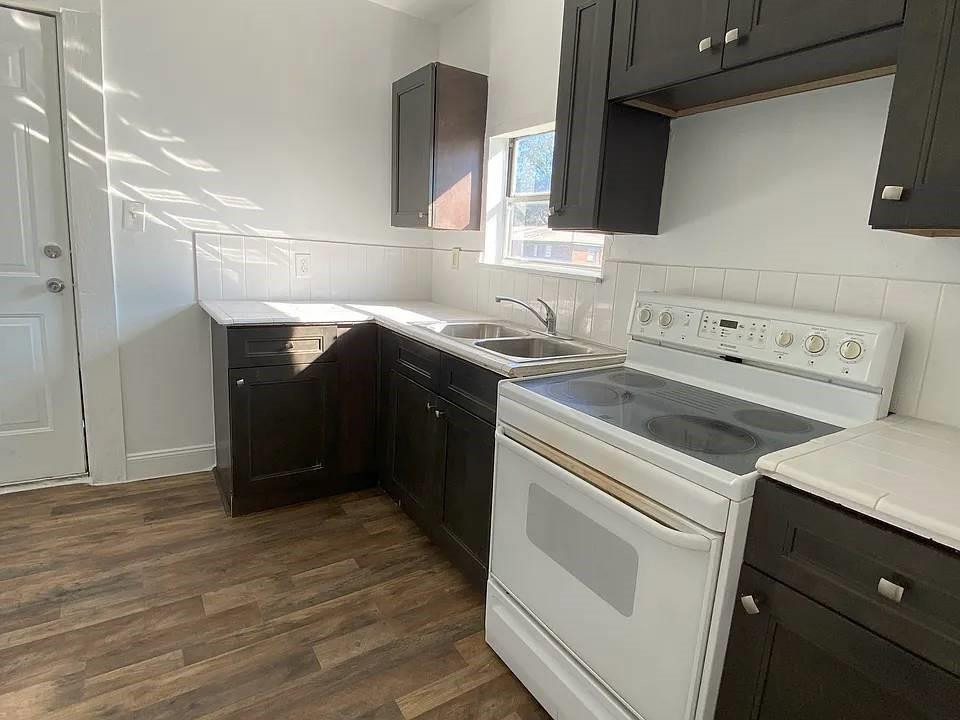 4144 Herring Avenue - Photo 2