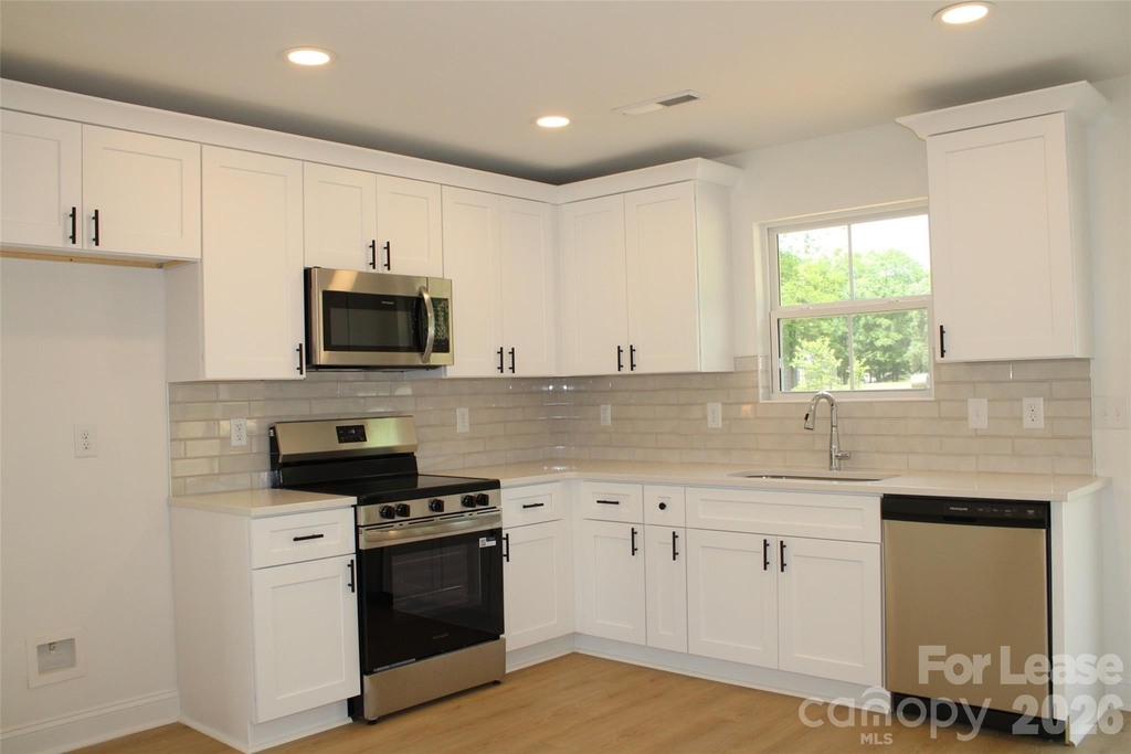 574 W Park Avenue - Photo 1