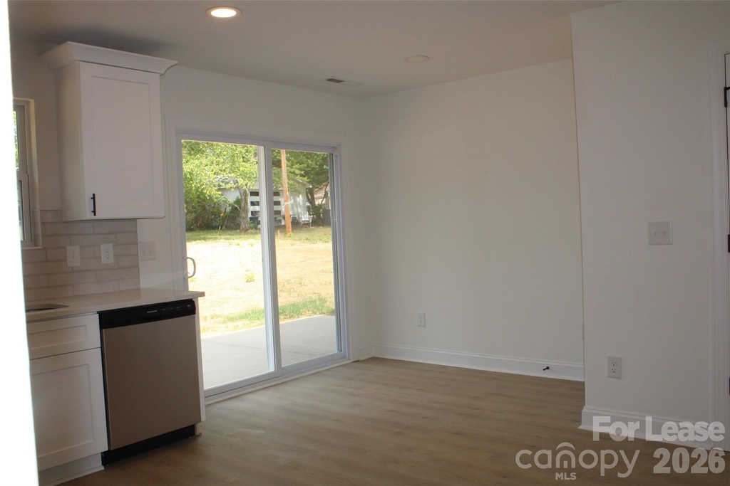 574 W Park Avenue - Photo 3