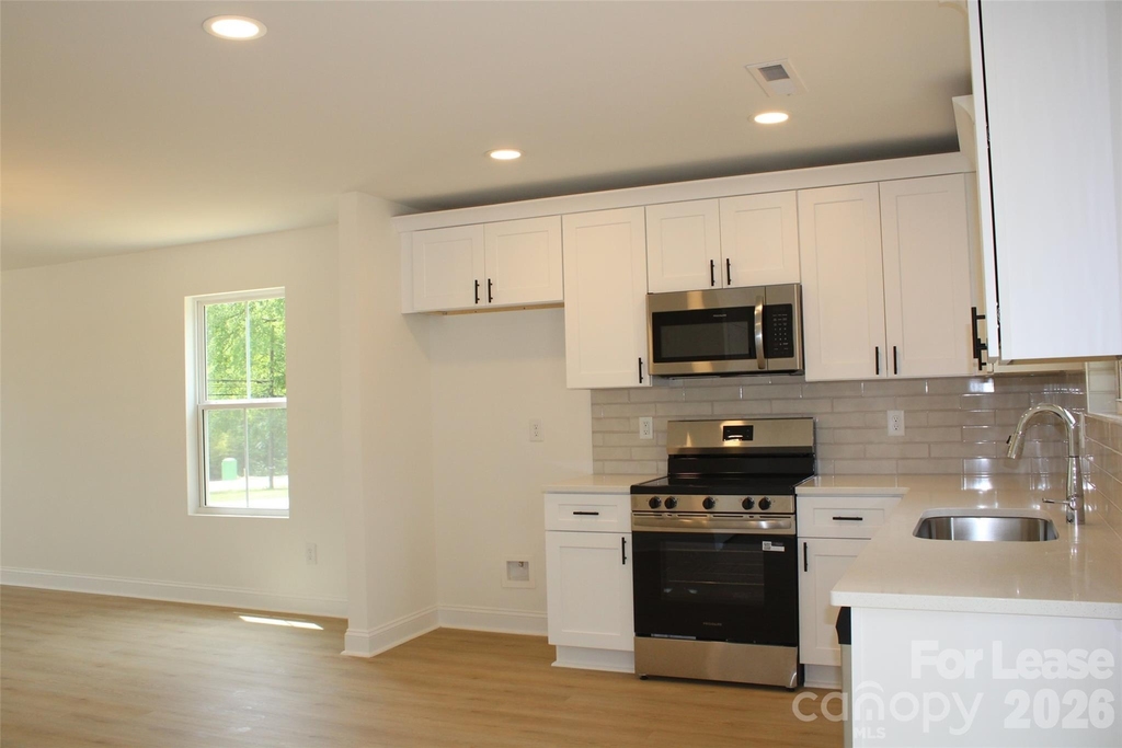 574 W Park Avenue - Photo 2