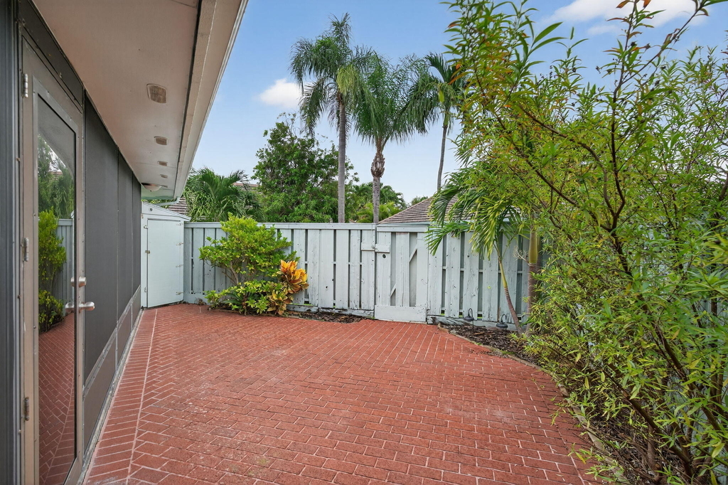 1127 E Seminole Avenue - Photo 2