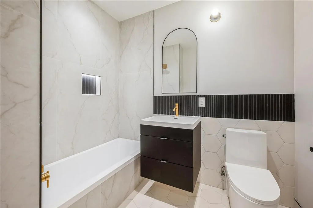 1890 Pelham Parkway South - Photo 2