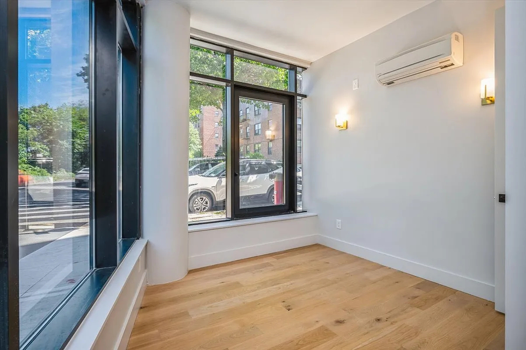 1890 Pelham Parkway South - Photo 5