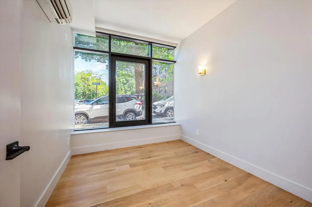 1890 Pelham Parkway South - Photo 4