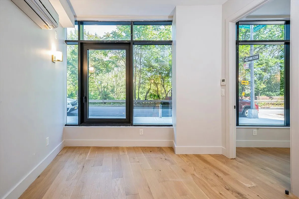 1890 Pelham Parkway South - Photo 3