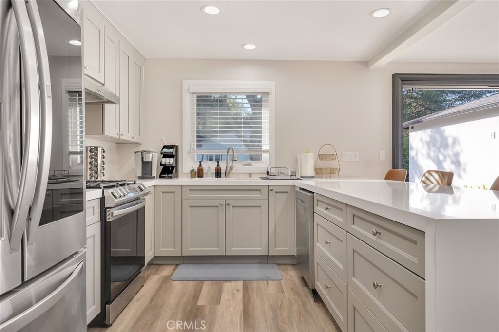 225 E Arrow - Photo 3