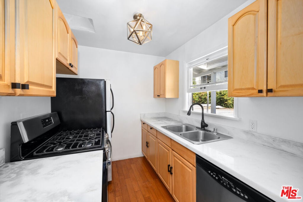 9016 1/2 Harratt Street - Photo 4