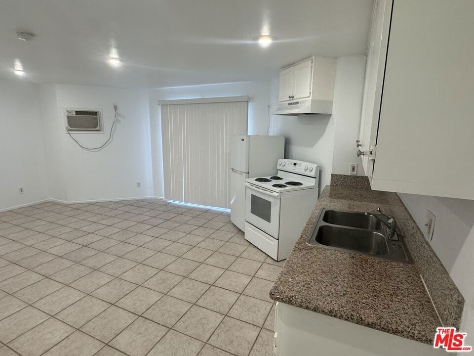 428 S Grand View Street - Photo 1