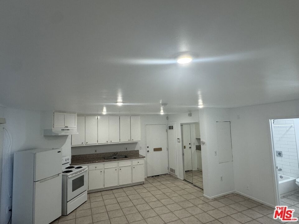 428 S Grand View Street - Photo 0