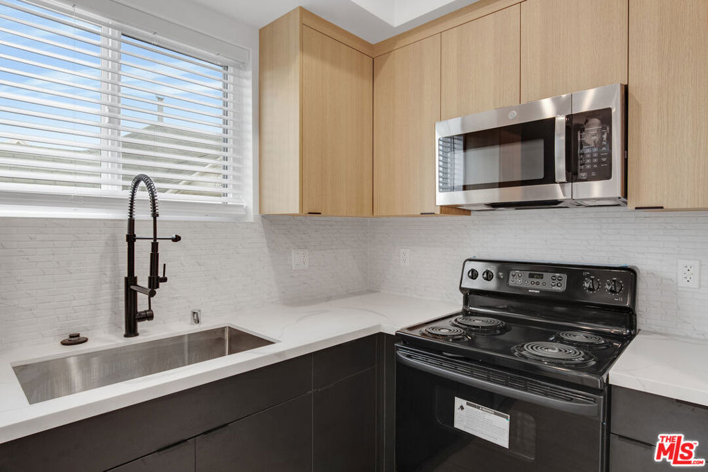 438 E 28th Street - Photo 11