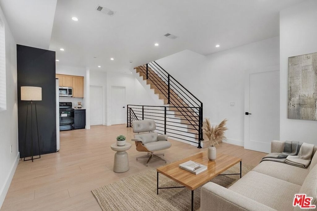 438 E 28th Street - Photo 9