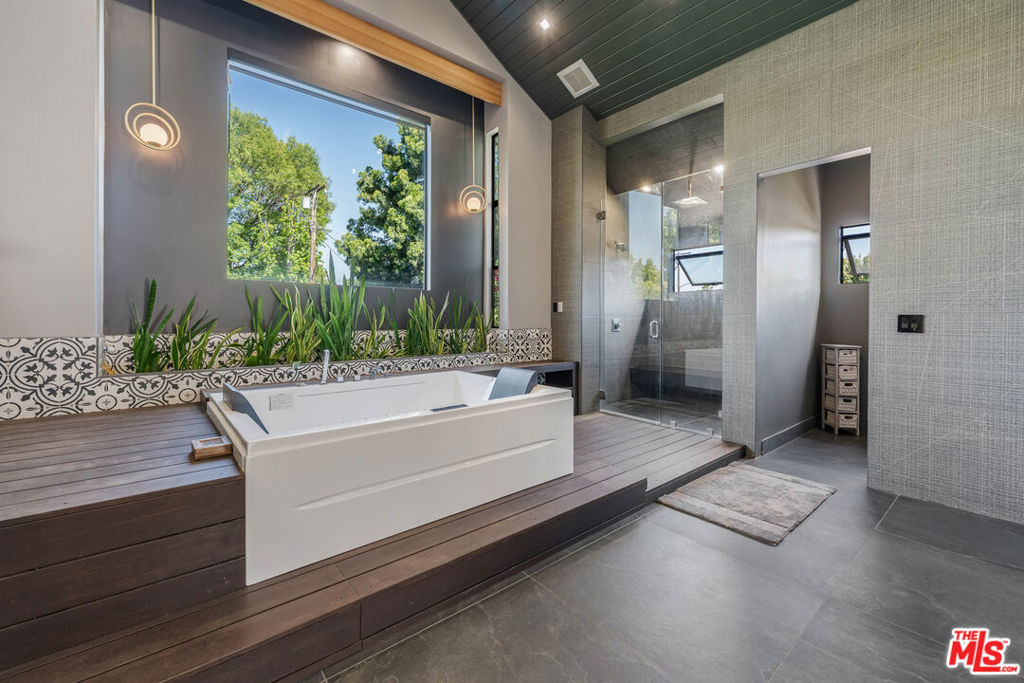 5415 Amestoy Avenue - Photo 40
