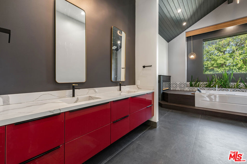 5415 Amestoy Avenue - Photo 36