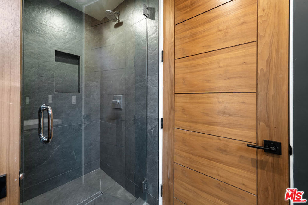5415 Amestoy Avenue - Photo 56