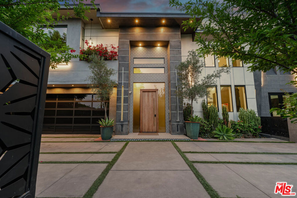 5415 Amestoy Avenue - Photo 4