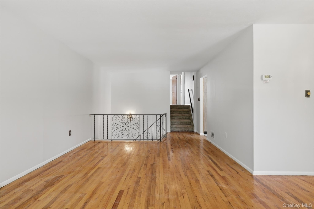 57-04 Cloverdale Boulevard - Photo 17