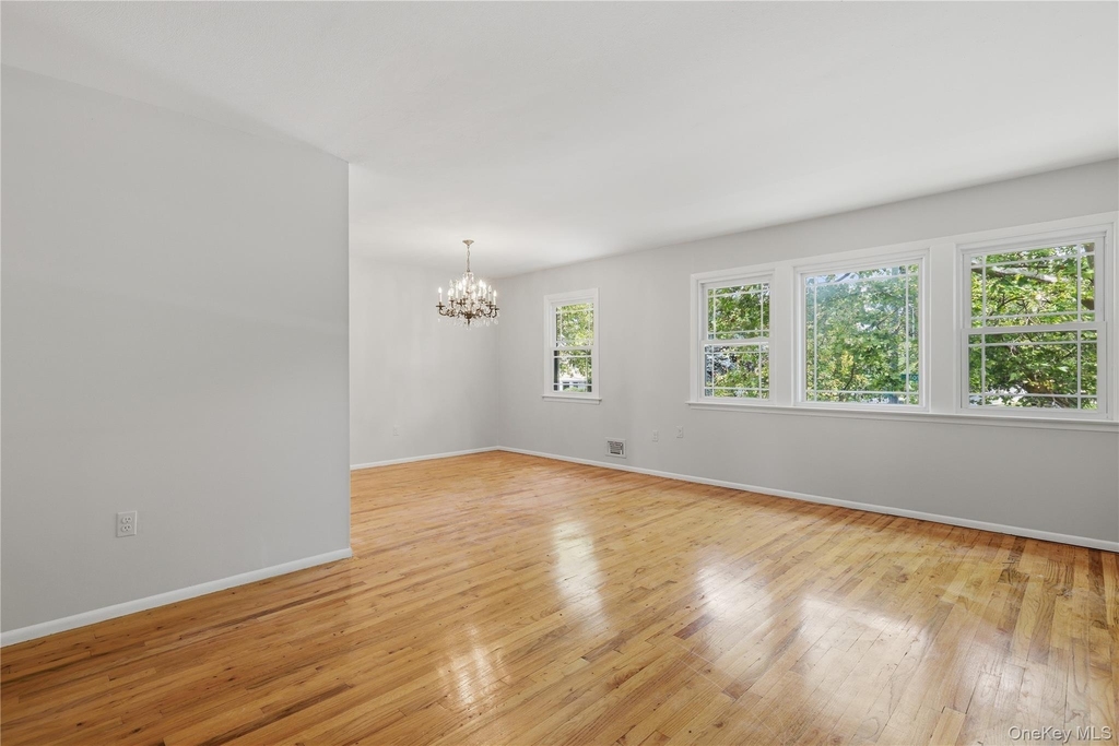 57-04 Cloverdale Boulevard - Photo 12