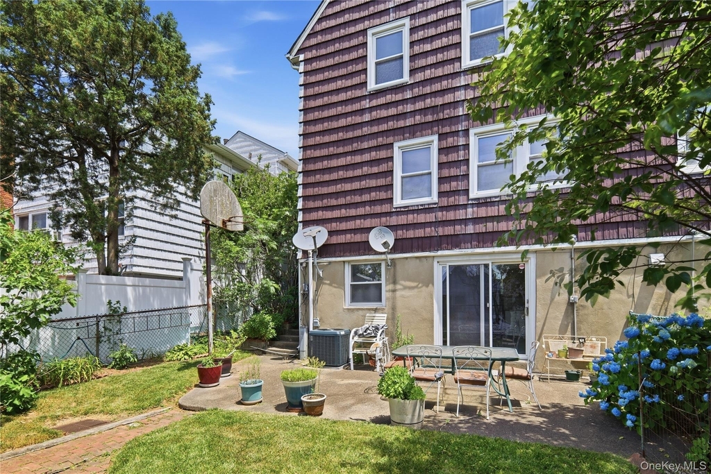 57-04 Cloverdale Boulevard - Photo 3