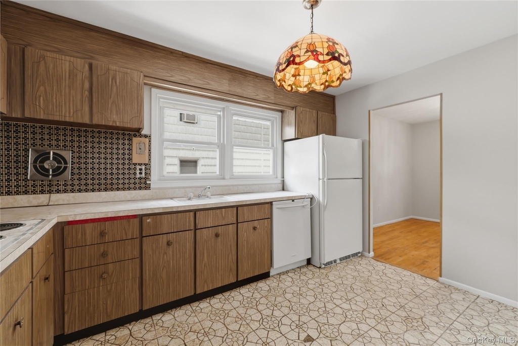 57-04 Cloverdale Boulevard - Photo 20