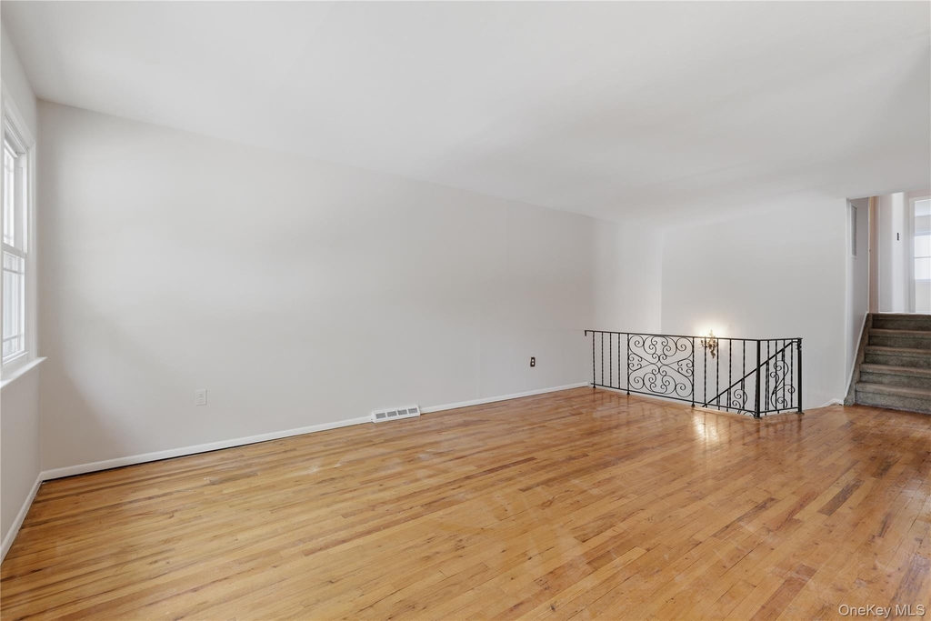 57-04 Cloverdale Boulevard - Photo 16