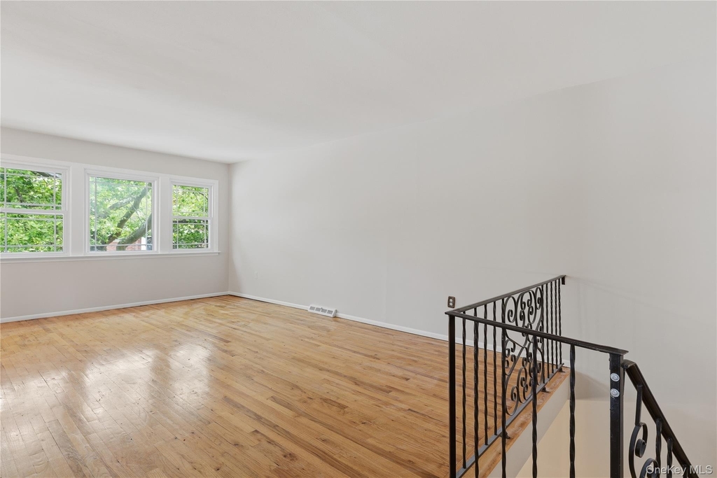 57-04 Cloverdale Boulevard - Photo 11