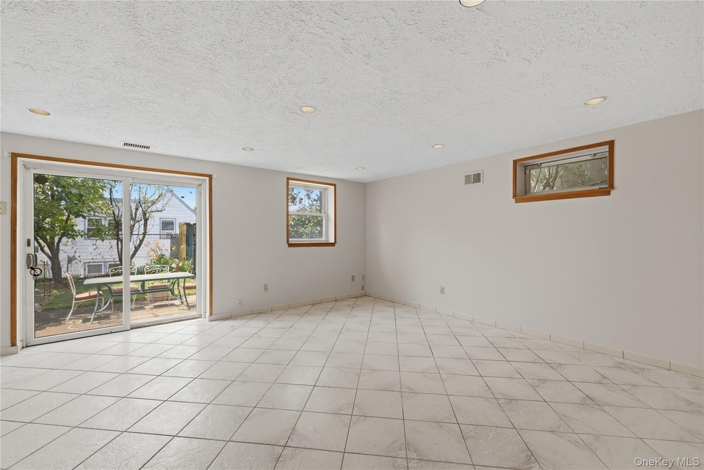 57-04 Cloverdale Boulevard - Photo 10