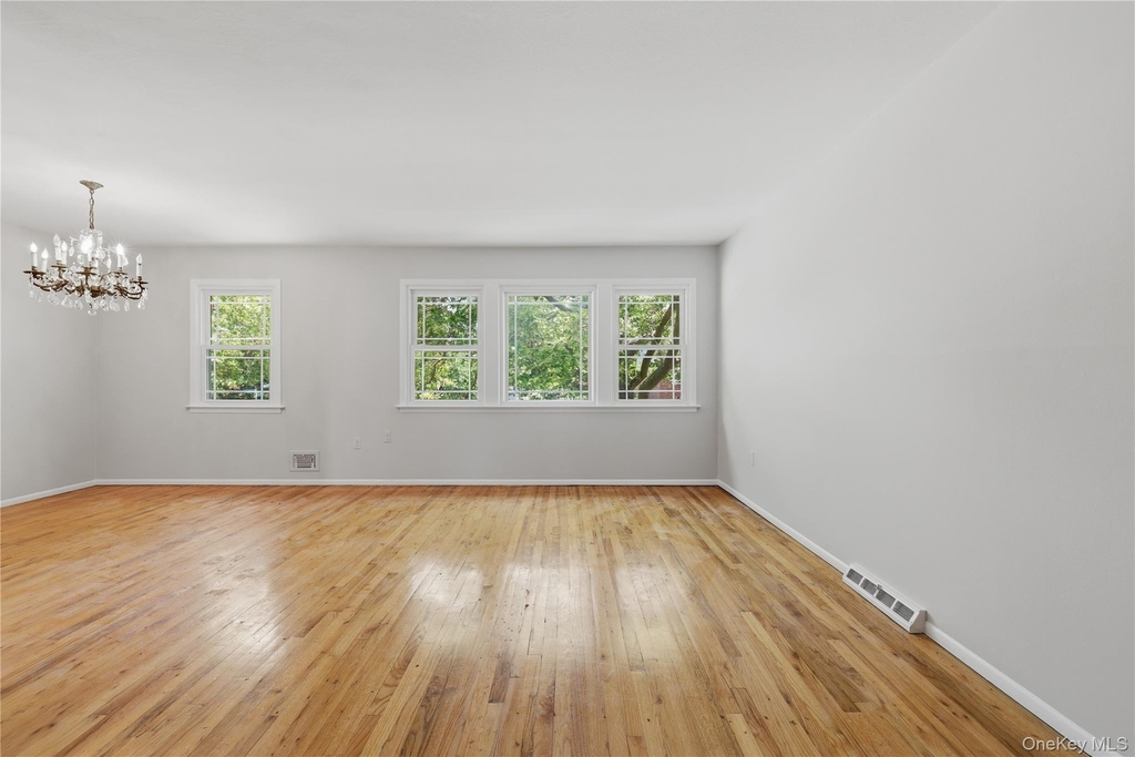 57-04 Cloverdale Boulevard - Photo 13