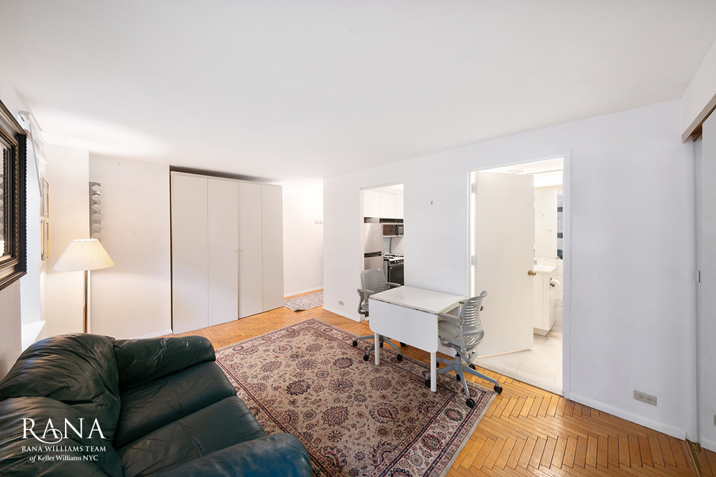 106 Central Park S - Photo 3
