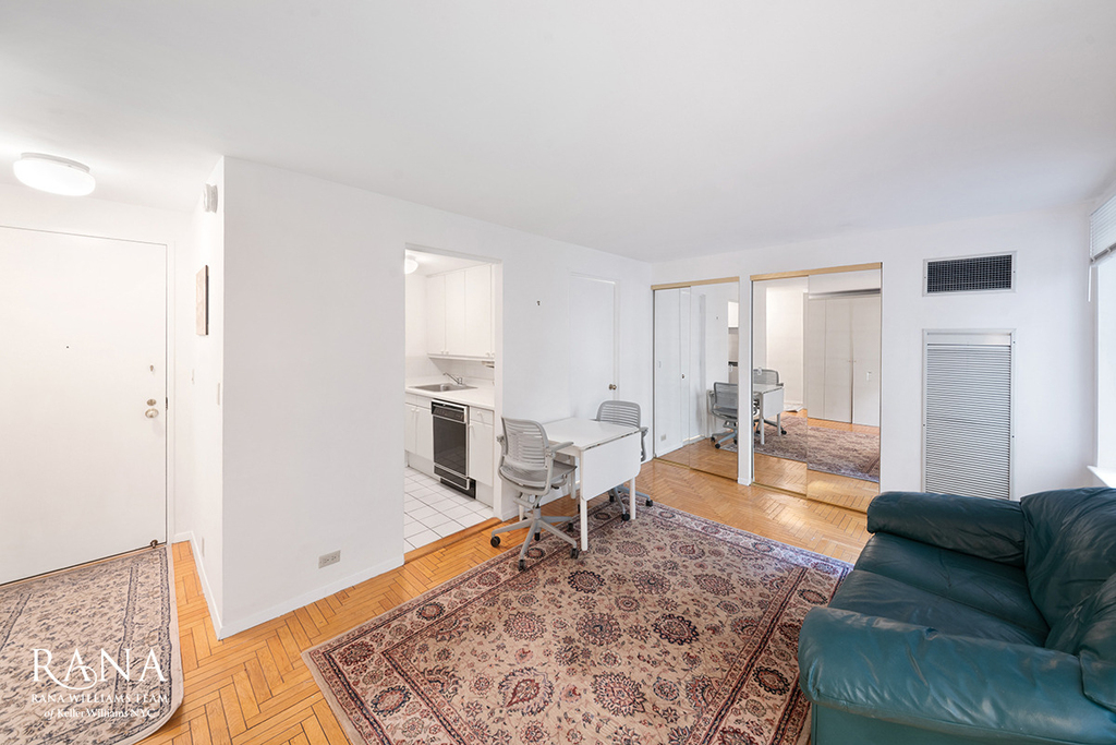 106 Central Park S - Photo 2