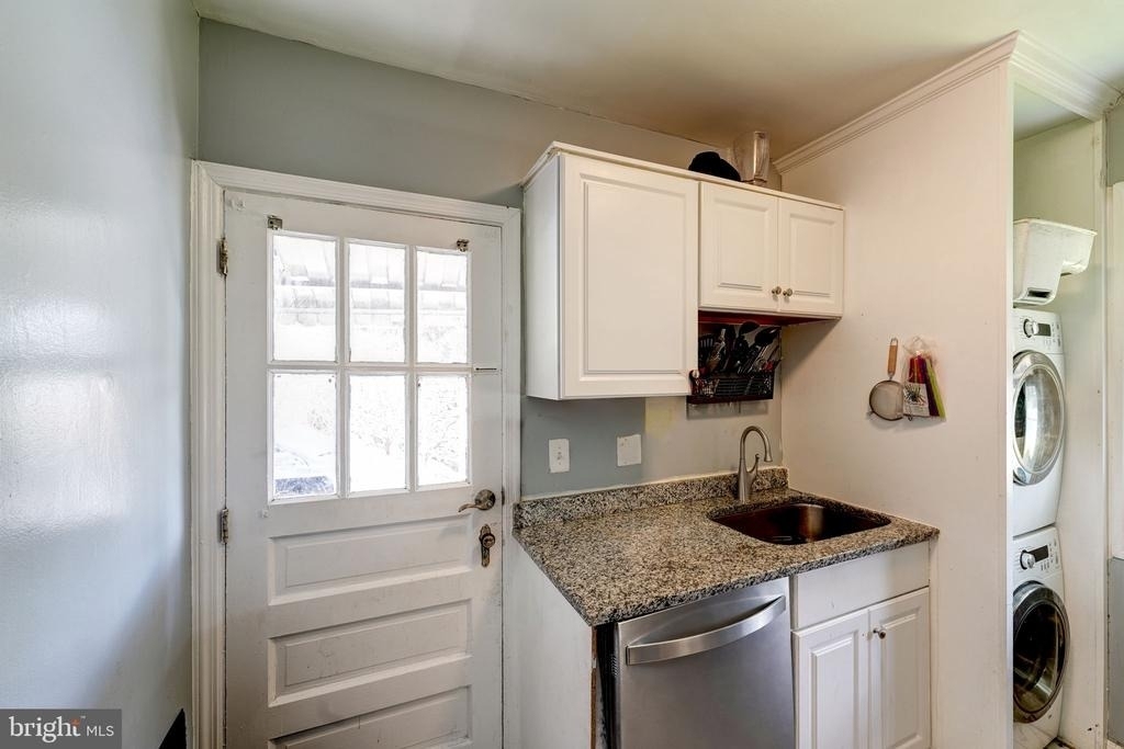 715 N George Mason Drive - Photo 9