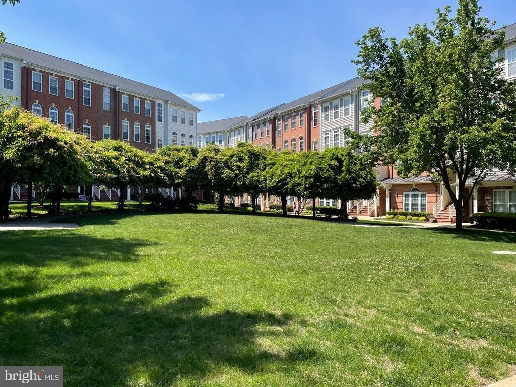 313 Cross Green Street - Photo 2