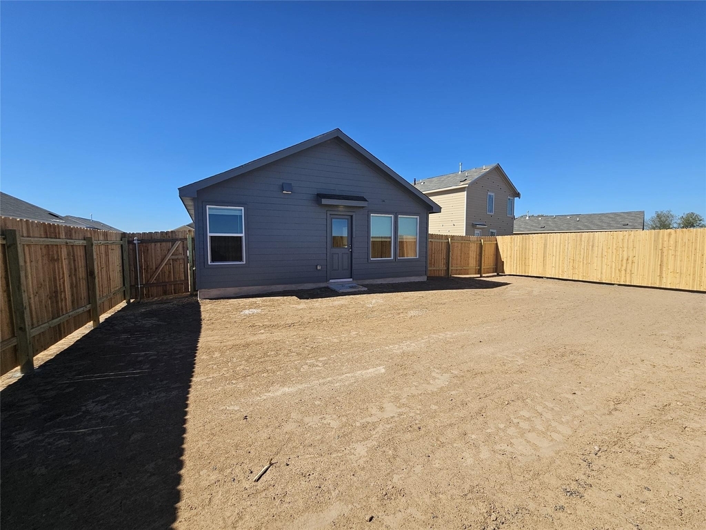2304 Blizzard Dr - Photo 3