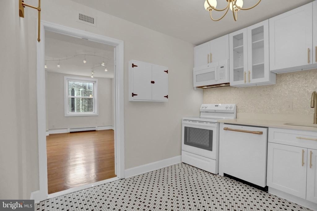 1101 Saint Paul Street - Photo 6