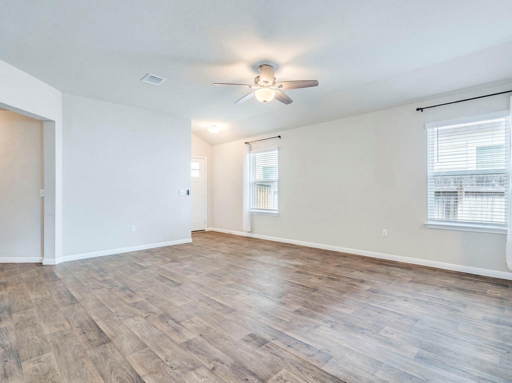 217 Yoakum St - Photo 6